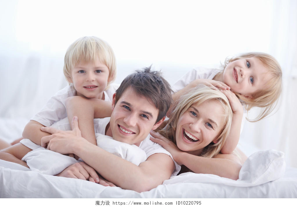 温馨家庭一家人一家四口亲子床上开心大笑幸福一家人笑容笑脸